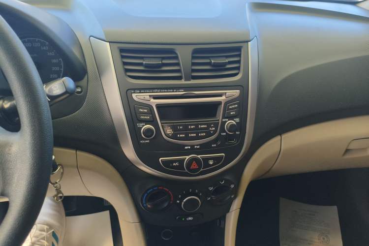 Used Hyundai Verna (older generation) 2016 1.4L Automatic Smart GLS Audio And AC Panel