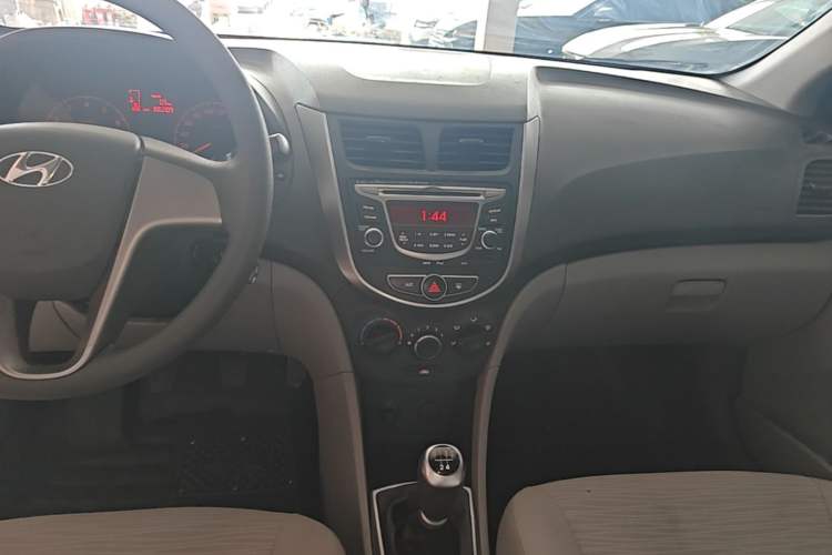 Used Hyundai Verna (older generation) 2016 1.4L Manual Smart GLS Trim Audio And AC Panel