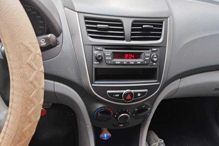 Used Hyundai Verna (older generation) 2016 1.4L Automatic Fashionable GS Model Audio And AC Panel