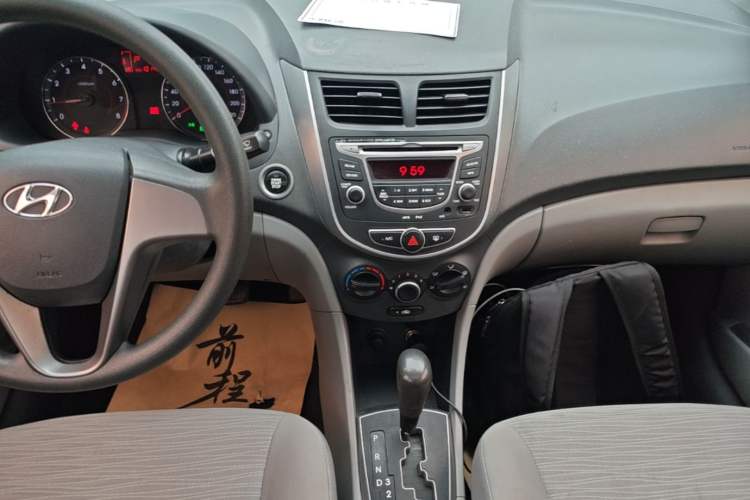 Used Hyundai Verna (older generation) 2016 1.4L Automatic Leading-Edge GLX Audio And AC Panel