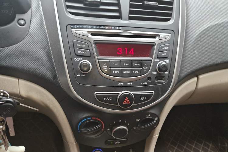 Used Hyundai Verna (older generation) 2016 1.4L Automatic Smart GLS Audio And AC Panel