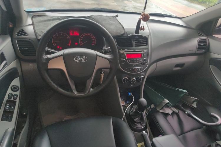 Used Hyundai Verna (older generation) 2016 1.4L Manual Smart GLS Trim Center Console