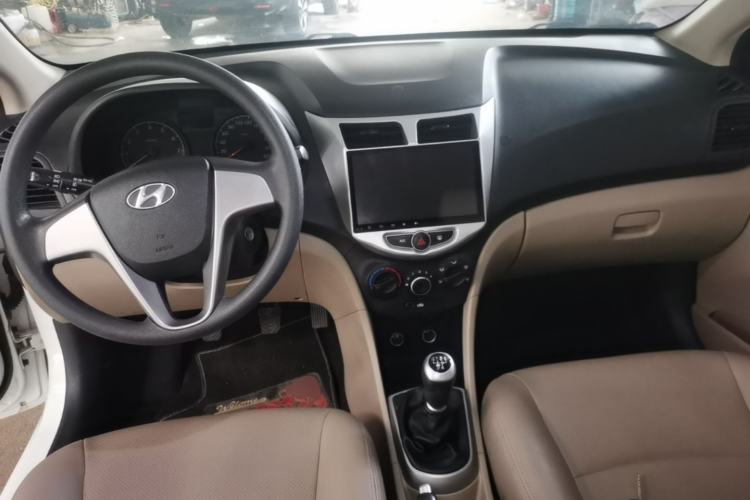 Used Hyundai Verna (older generation) 2016 1.4L Manual Smart GLS Trim Center Console