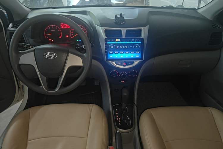 Used Hyundai Verna (older generation) 2016 1.4L Automatic Smart GLS Center Console