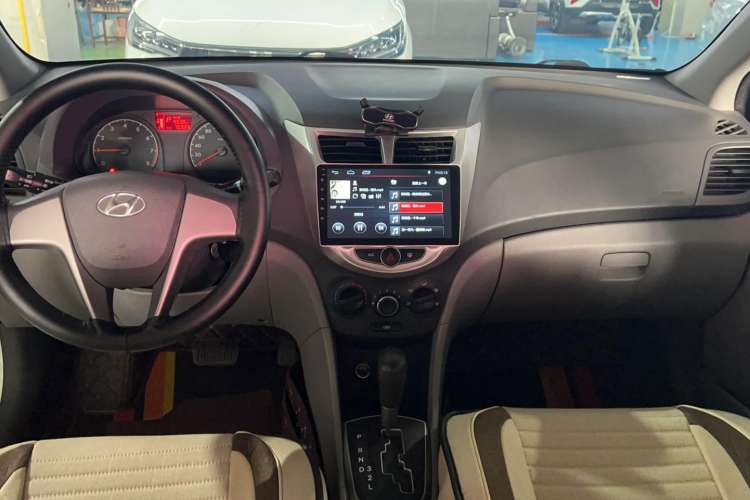 Used Hyundai Verna (older generation) 2016 1.4L Automatic Smart GLS Center Console