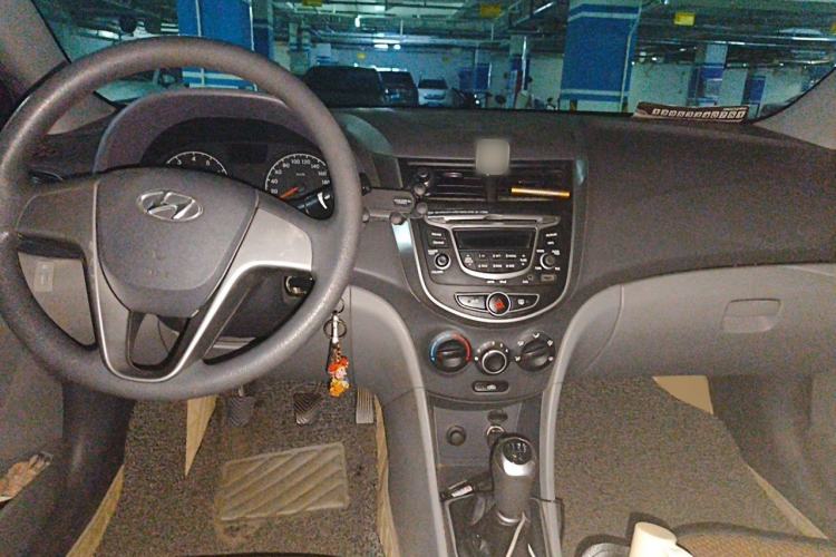 Used Hyundai Verna (older generation) 2016 1.4L Manual Smart GLS Trim Center Console