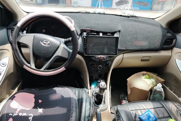 Used Hyundai Verna (older generation) 2016 1.4L Manual Smart GLS Trim Center Console