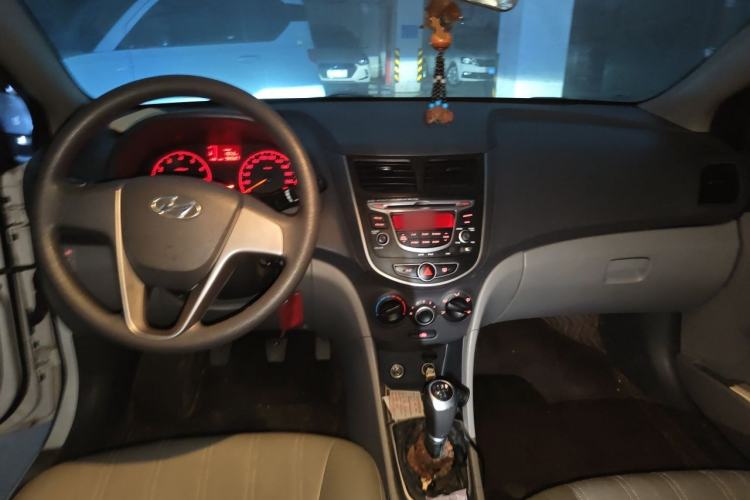 Used Hyundai Verna (older generation) 2016 1.4L Manual Smart GLS Trim Center Console