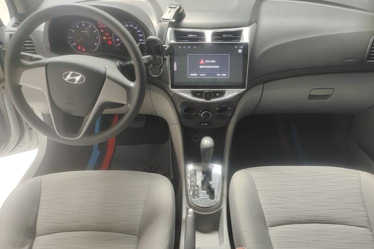 Used Hyundai Verna (older generation) 2016 1.4L Automatic Leading-Edge GLX Center Console