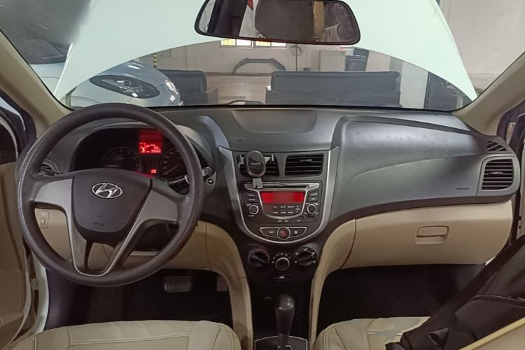 Used Hyundai Verna (older generation) 2016 1.4L Automatic Smart GLS Center Console