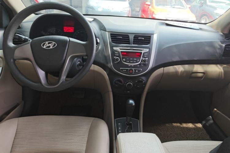 Used Hyundai Verna (older generation) 2016 1.4L Automatic Smart GLS Center Console