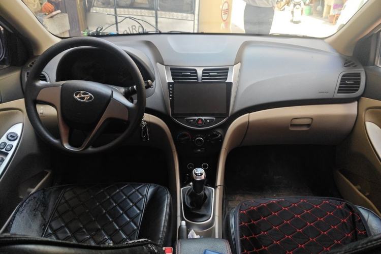 Used Hyundai Verna (older generation) 2016 1.4L Manual Smart GLS Trim Center Console