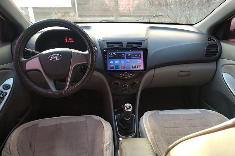 Used Hyundai Verna (older generation) 2016 1.4L Manual Smart GLS Trim Center Console