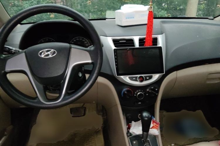 Used Hyundai Verna (older generation) 2016 1.4L Automatic Fashionable GS Model Center Console
