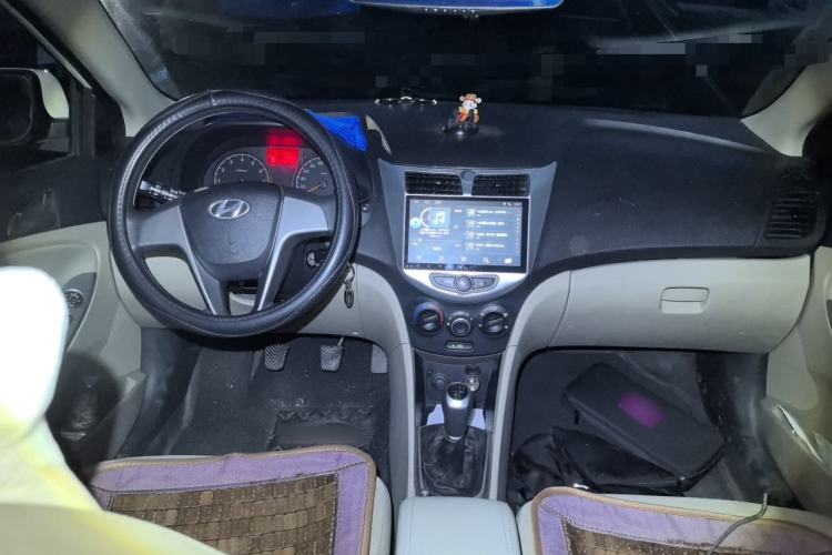 Used Hyundai Verna (older generation) 2016 1.4L Manual Fashion GS Center Console