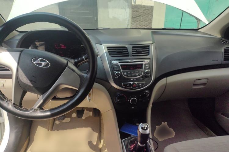Used Hyundai Verna (older generation) 2016 1.4L Manual Fashion GS Center Console