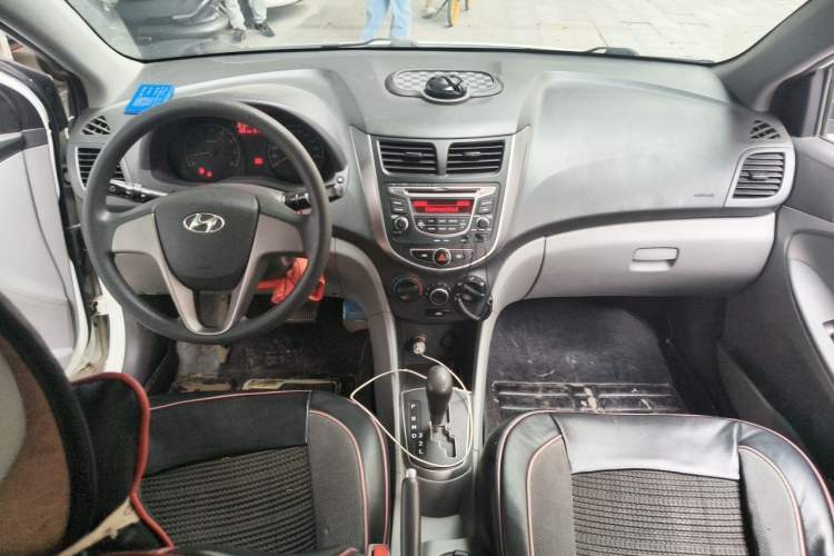 Used Hyundai Verna (older generation) 2016 1.4L Automatic Smart GLS Center Console