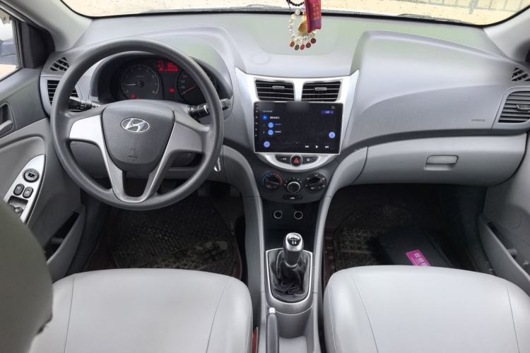 Used Hyundai Verna (older generation) 2016 1.4L Manual Smart GLS Trim Center Console