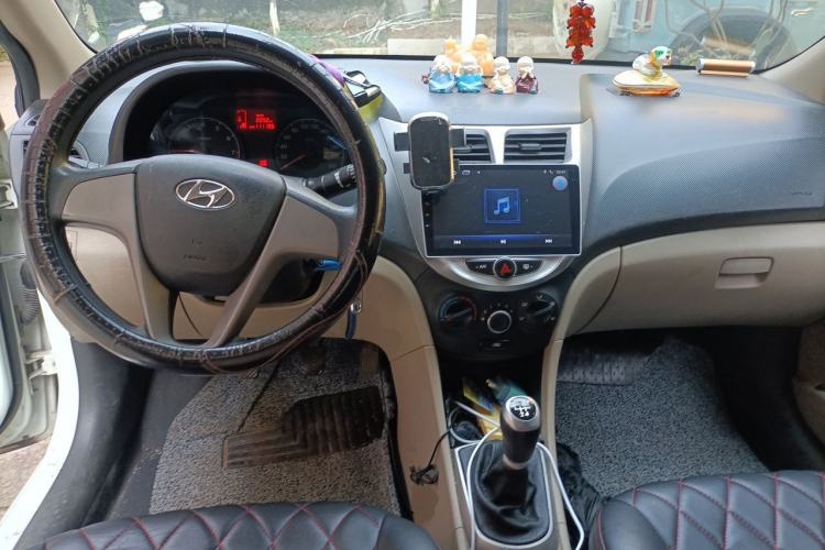 Used Hyundai Verna (older generation) 2016 1.4L Manual Smart GLS Trim Center Console