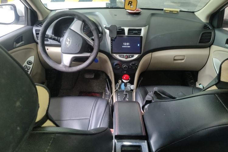 Used Hyundai Verna (older generation) 2016 1.4L Automatic Smart GLS Center Console