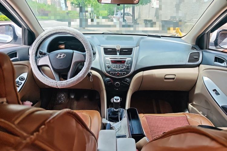 Used Hyundai Verna (older generation) 2016 1.4L Manual Smart GLS Trim Center Console