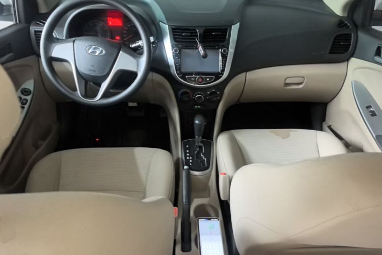 Used Hyundai Verna (older generation) 2016 1.4L Automatic Smart GLS Center Console