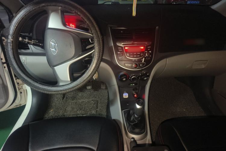 Used Hyundai Verna (older generation) 2016 1.4L Manual Smart GLS Trim Center Console