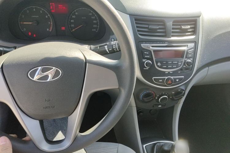 Used Hyundai Verna (older generation) 2016 1.4L Manual Smart GLS Trim Center Console