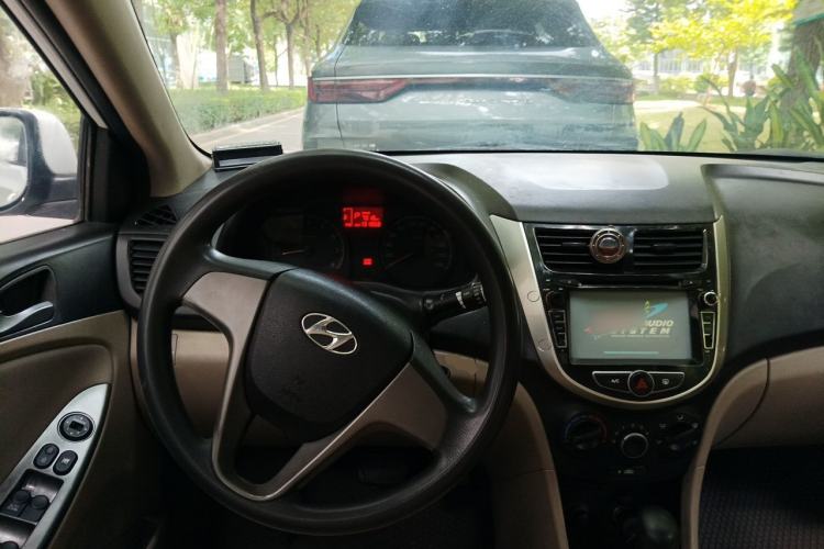 Used Hyundai Verna (older generation) 2016 1.4L Automatic Smart GLS Center Console