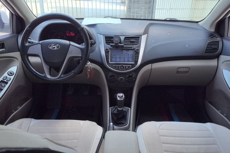 Used Hyundai Verna (older generation) 2016 1.4L Manual Smart GLS Trim Center Console