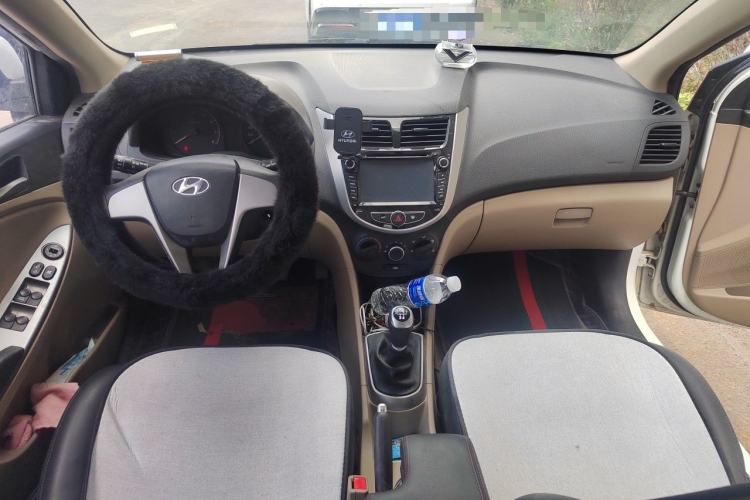 Used Hyundai Verna (older generation) 2016 1.4L Manual Smart GLS Trim Center Console