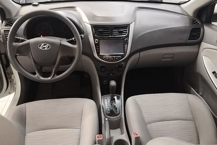Used Hyundai Verna (older generation) 2016 1.4L Automatic Smart GLS Center Console
