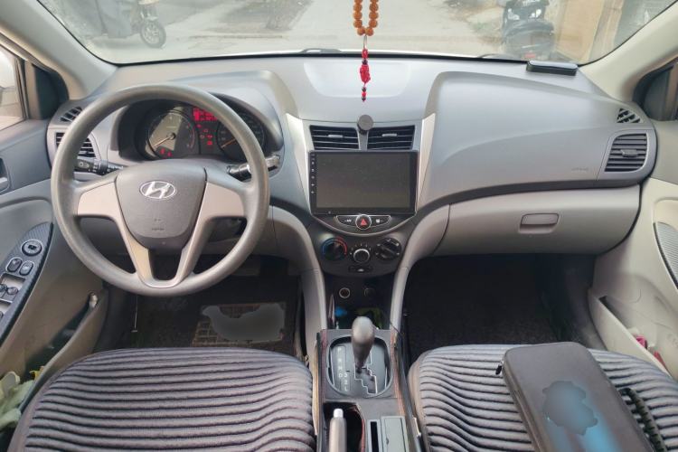 Used Hyundai Verna (older generation) 2016 1.4L Automatic Smart GLS Center Console