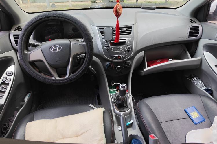 Used Hyundai Verna (older generation) 2016 1.4L Manual Smart GLS Trim Center Console