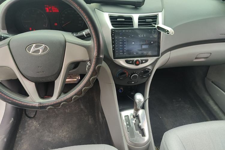 Used Hyundai Verna (older generation) 2016 1.4L Automatic Smart GLS Center Console