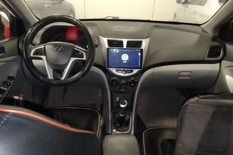 Used Hyundai Verna (older generation) 2016 1.4L Manual Smart GLS Trim Center Console