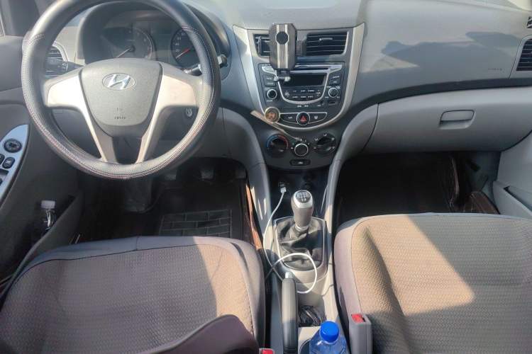Used Hyundai Verna (older generation) 2016 1.4L Manual Smart GLS Trim Center Console