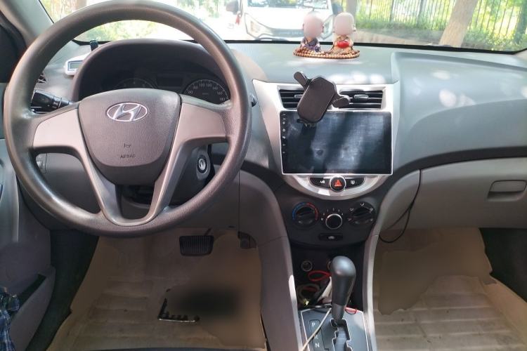 Used Hyundai Verna (older generation) 2016 1.4L Automatic Smart GLS Center Console