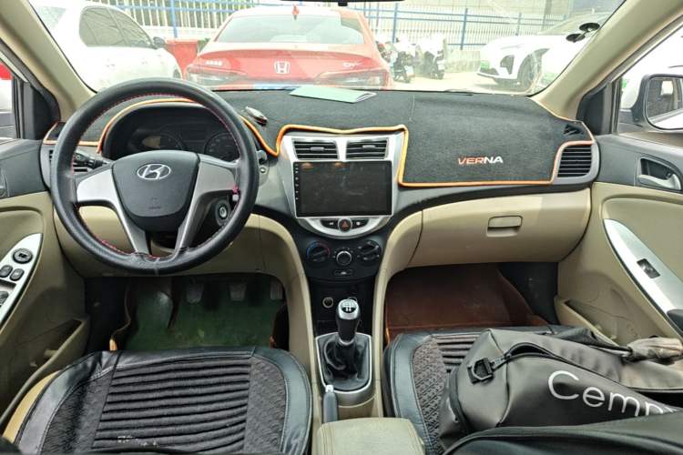 Used Hyundai Verna (older generation) 2016 1.4L Manual Smart GLS Trim Center Console