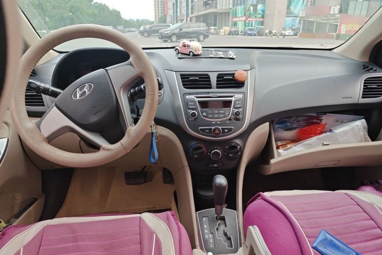 Used Hyundai Verna (older generation) 2016 1.4L Automatic Smart GLS Center Console