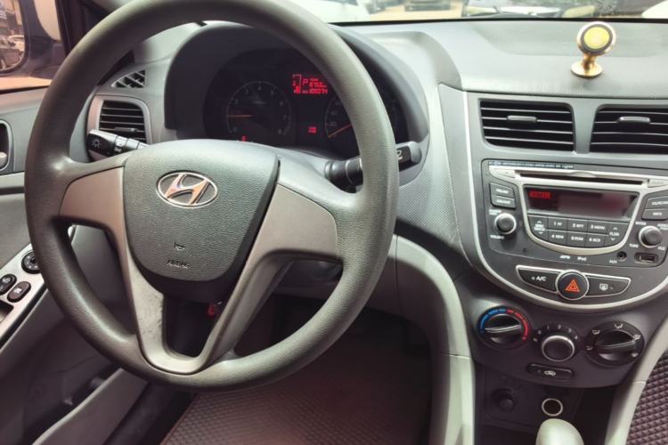 Used Hyundai Verna (older generation) 2016 1.4L Automatic Smart GLS Center Console