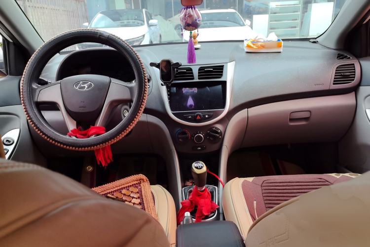 Used Hyundai Verna (older generation) 2016 1.4L Manual Fashion GS Center Console