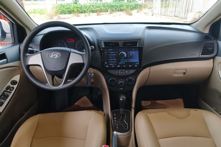 Used Hyundai Verna (older generation) 2016 1.4L Automatic Smart GLS Center Console