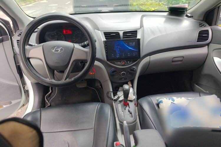 Used Hyundai Verna (older generation) 2016 1.4L Automatic Smart GLS Center Console