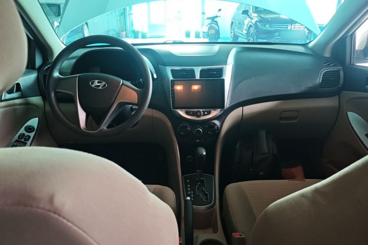 Used Hyundai Verna (older generation) 2016 1.4L Automatic Smart GLS Center Console