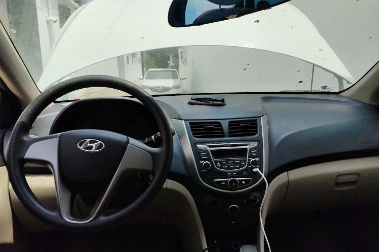 Used Hyundai Verna (older generation) 2016 1.4L Manual Smart GLS Trim Center Console