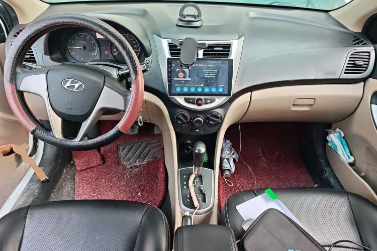Used Hyundai Verna (older generation) 2016 1.4L Automatic Smart GLS Center Console