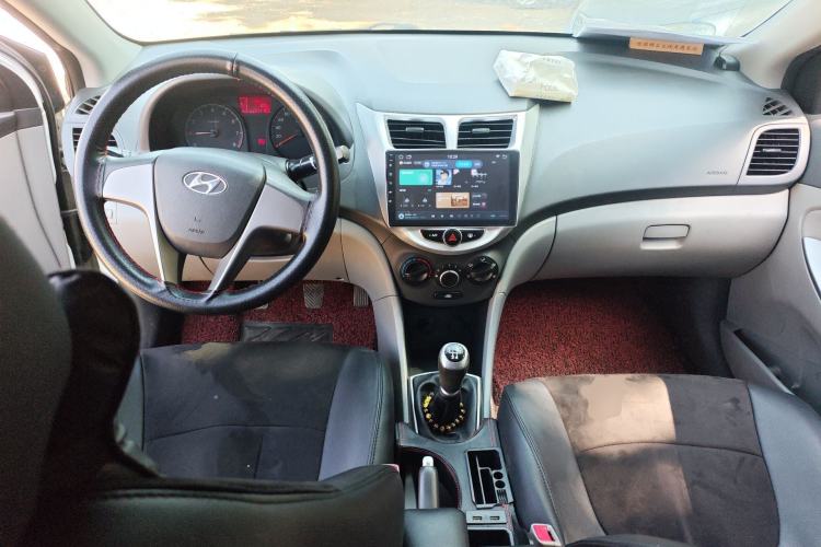 Used Hyundai Verna (older generation) 2016 1.4L Manual Smart GLS Trim Center Console