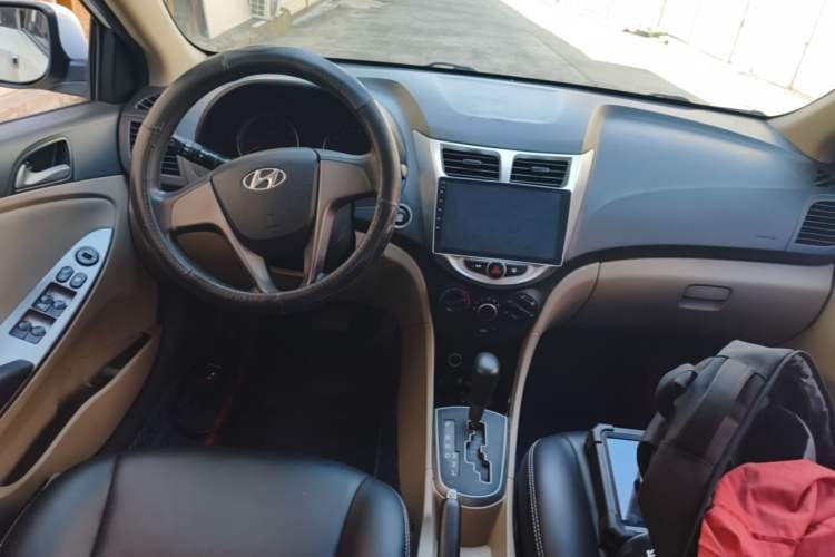 Used Hyundai Verna (older generation) 2016 1.4L Automatic Leading-Edge GLX Center Console