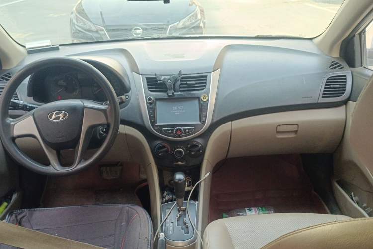 Used Hyundai Verna (older generation) 2016 1.4L Automatic Smart GLS Center Console